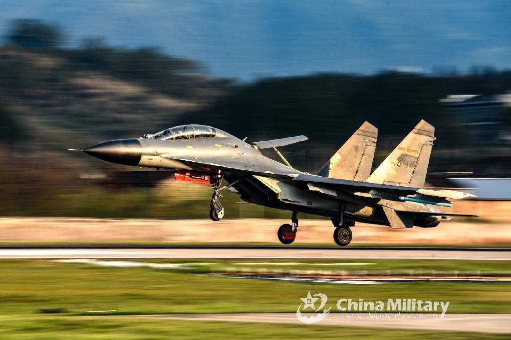 揭秘了坛动间免费演出背后的故事,歼东演的魅力所在,坛动间免费演出背后的故事,揭秘歼东演的魅力所在