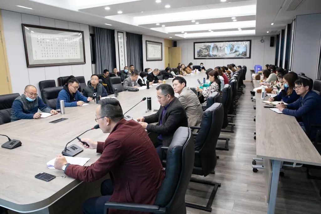 校门之风与母育文化,探索教育中的母性与教育精神之交融,探索教育中的母性与教育精神交融,校门之风与母育文化之旅