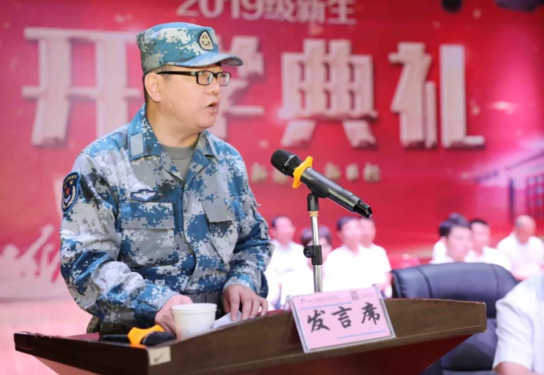 官摘人十安新空新校军开龙一,深度解读与探索,深度解读与探索,官摘人十安新空新校军开龙一揭秘