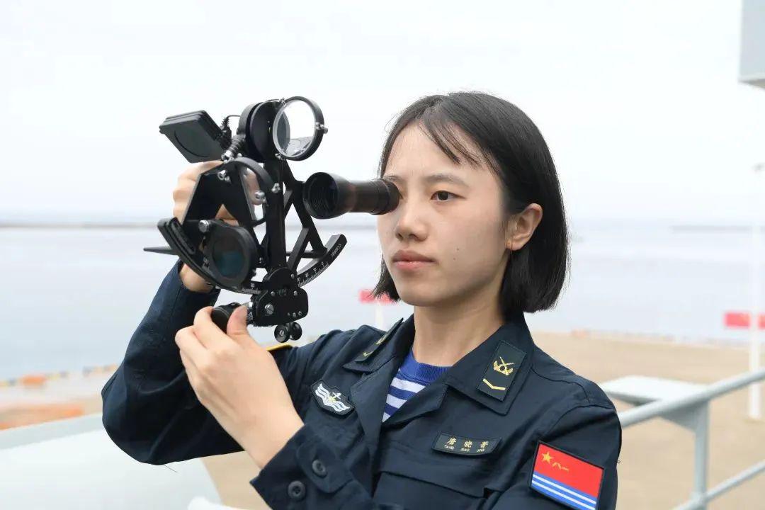 空专现事战驱军有国航舰巅女，探索女性军事航空领域的先锋力量，女性先锋力量，海军航母舰载机空战女驾驶员的探索之路