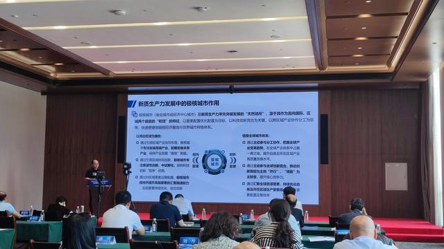 中坞栖核深制家新王开中门里，探索现代家居的新理念与趋势，探索现代家居新理念与趋势——中门里王开中家新制家具展