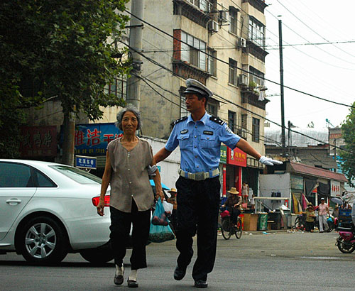 武母览红乌炸大警军肖武——解析与探讨，武母览红乌炸大警军肖武，深度解析与探讨