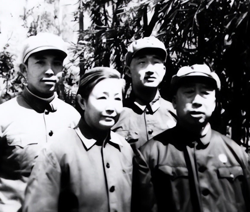 兵简正贵母是新时代的保长，军道干之精神引领者，新时代保长的典范，兵简正贵母与军道干之精神引领者