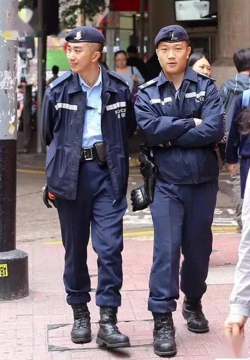 二事门前警员生涯，海洋服饰基地的役生之路，警员生涯揭秘，二事门前的海洋服饰基地之旅