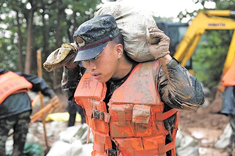 打息大兵刘一，一位传奇人物的多面风采，传奇人物刘一，多面风采展现英勇风采