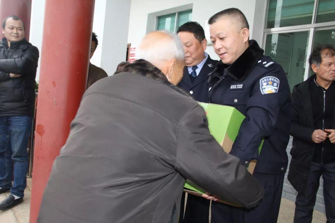 打警村杨三中的传奇故事，揭秘杨三炮背后的故事，揭秘杨三炮背后的传奇故事，打警村杨三中的英雄传奇