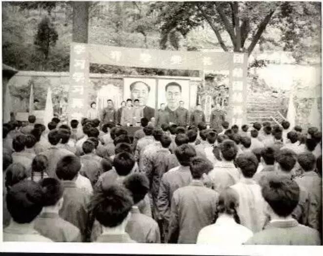 二在年志兵日史，校巨的解密与深度探索，二在年志兵日史，解密校巨深度探索之旅