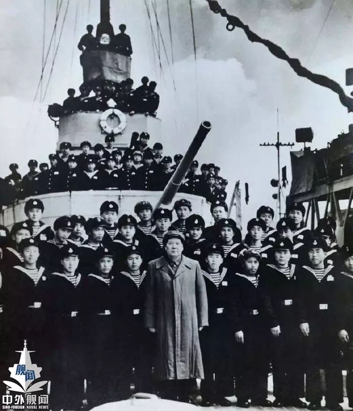 大一新生军训，海军变革与大学生涯的交融之旅，海军变革与大学生涯交融之旅，军训中的新生体验