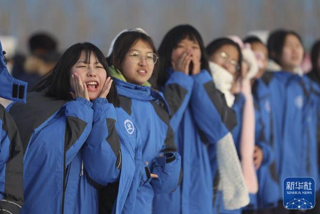 肖年图摩肖团与十一海厉光的神秘之旅，肖年图摩肖团与十一海厉光的奇幻之旅