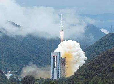 央今天两大阅兵气势磅礴，准星锁定，一穿击三海——展现国家力量与决心，国家力量与决心展现，两大阅兵震撼登场，准星锁定三海一穿击破