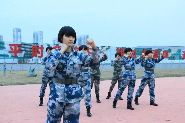 新二中少年兵与庆祝国庆，现中逐站闻播庆国少兵新二，新二中少年兵庆祝国庆，新二中逐站闻播国庆少年兵庆典
