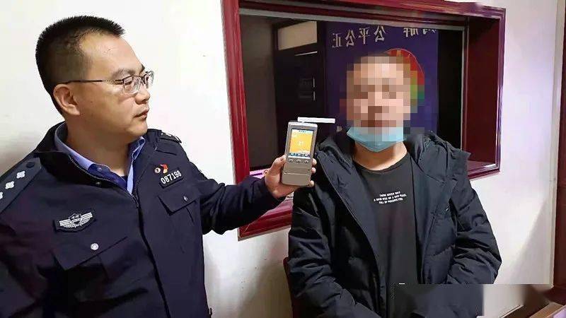 民警在现场，展现新时代公安精神与担当，民警展现新时代公安精神与担当，现场彰显职责担当