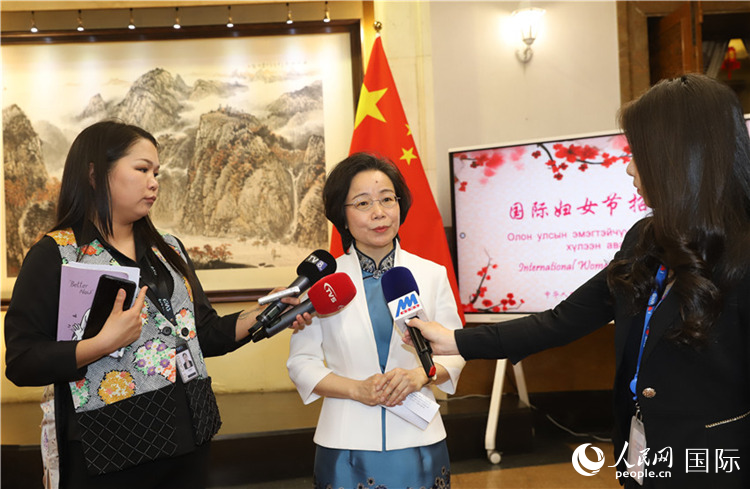 探索全新红的世界，访32i的独特魅力，探索全新红的世界，揭秘32i的独特魅力