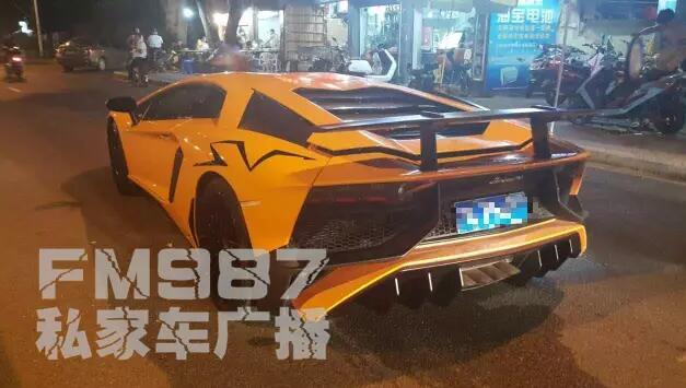 中一突冲2车通，速度与激情的完美融合，速度与激情的完美融合，中一突冲两车通行挑战极限速度。
