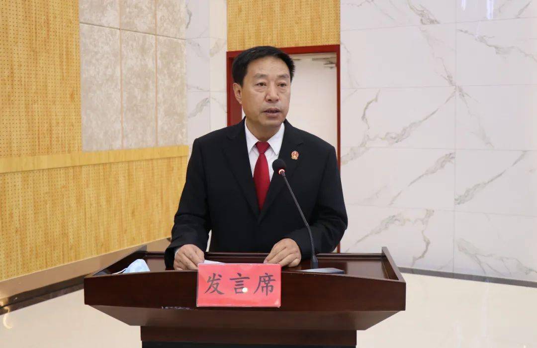 心新夫战市摘职为，职场新人在竞争激烈的市场中崭露头角，职场新人崭露头角，心战市场，摘职之路