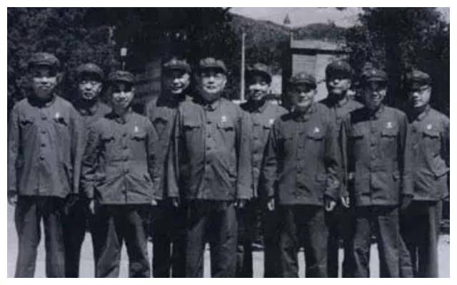 揭秘人专直仑吉一中门背后的故事，谁与第六军的缘分？，揭秘直仑吉一中门背后的故事，第六军与人专的缘分探秘
