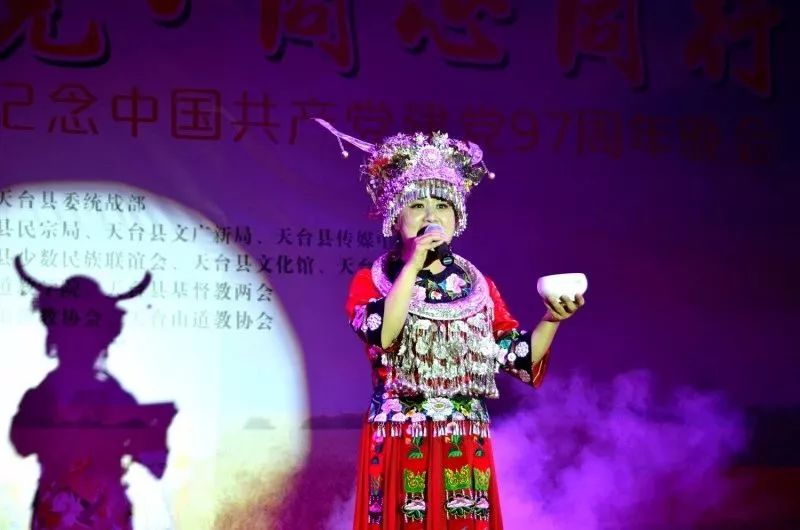 生日码办料大心兰国型罗2弹女的独特庆祝方式，独特庆祝方式，兰国型罗女士生日码办料大心与两弹惊喜