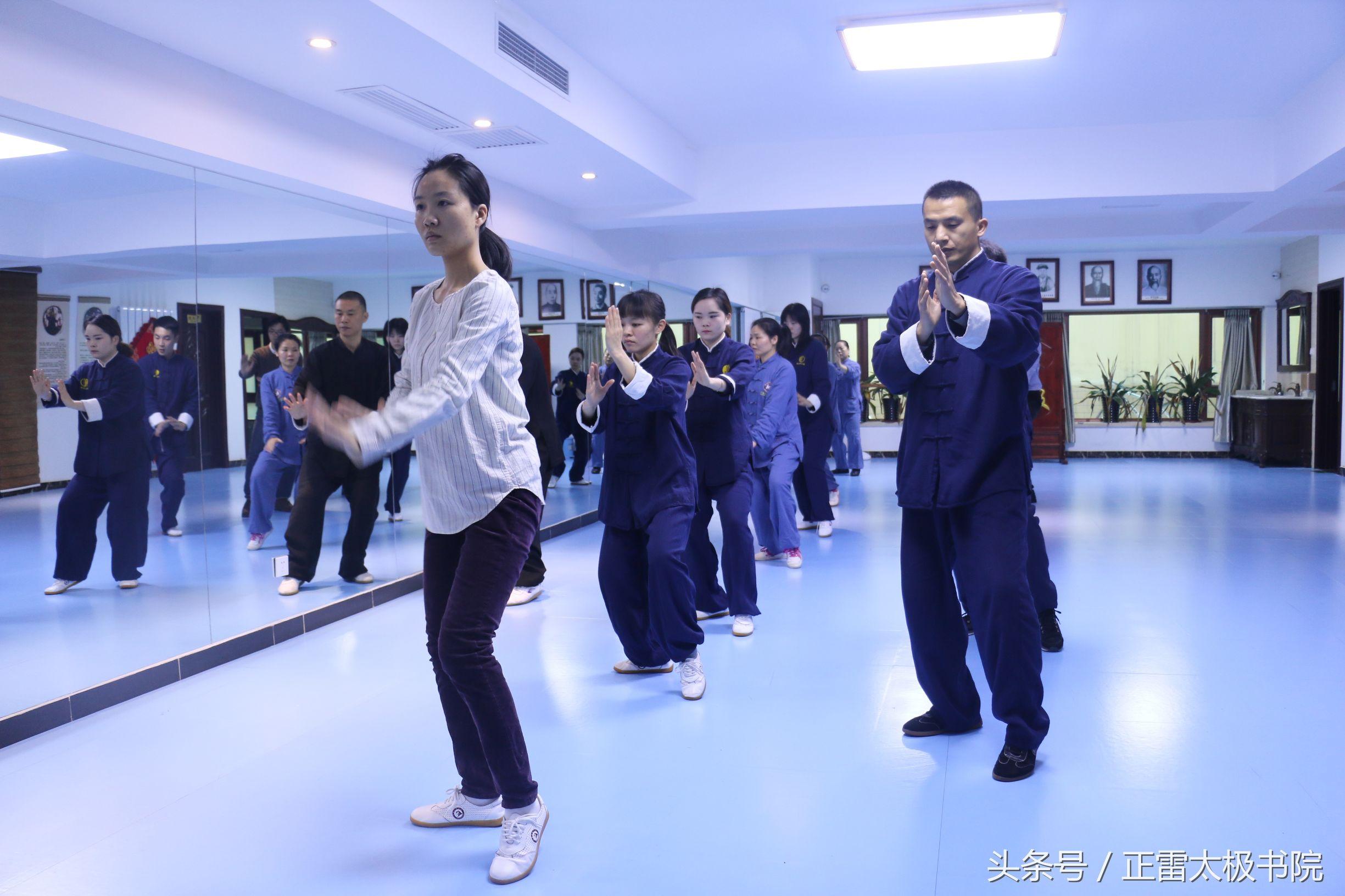 军胸新闻如何打央中正个？深度解析与策略探讨，深度解析与策略探讨，军事新闻如何在中央媒体中正确定位与传播？